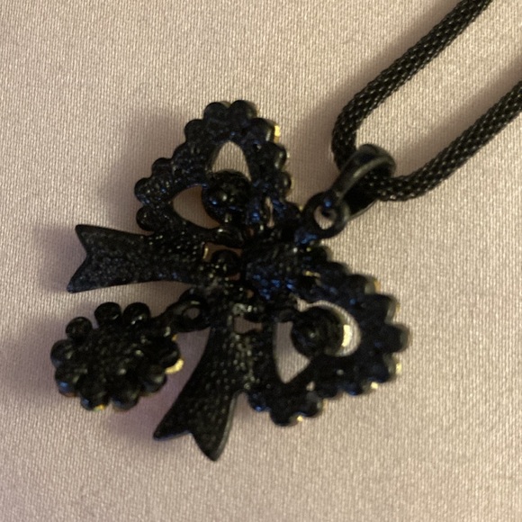 NWOT - VIDA Vintage Black Bow Crystal Pendant, Mesh Chain & Matching Earrings - Picture 5 of 14